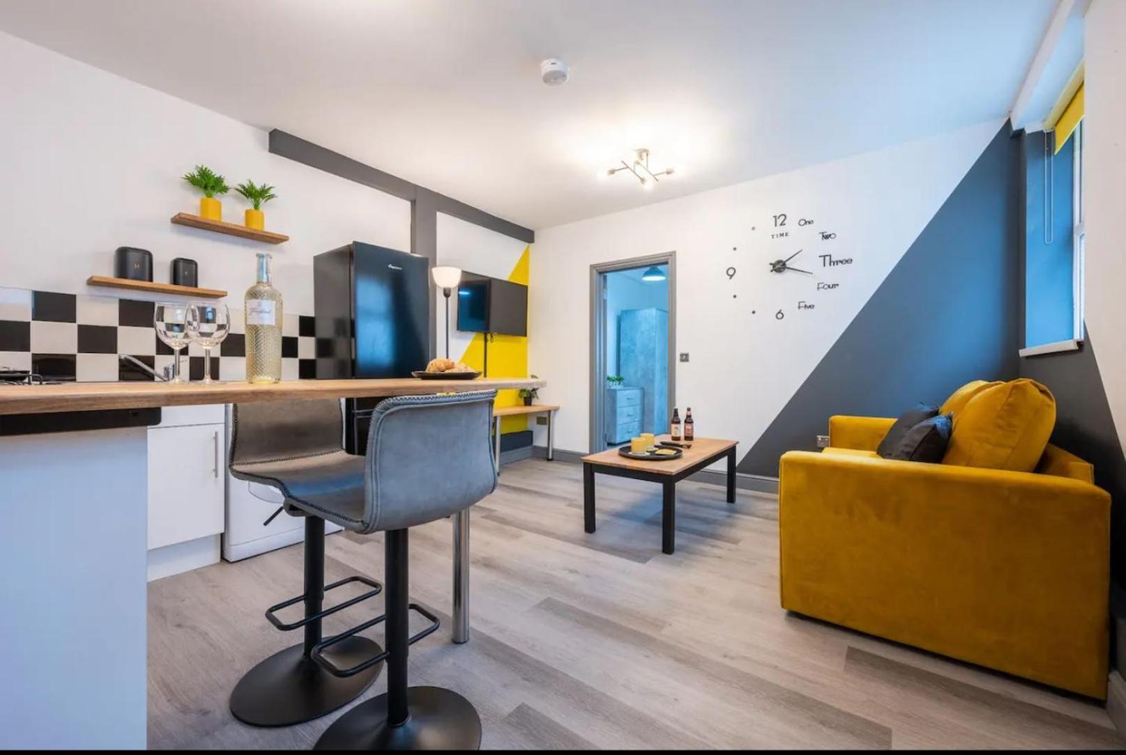 Stunning One Bedroom Apartments Near Shops & Central Cardiff Exterior photo