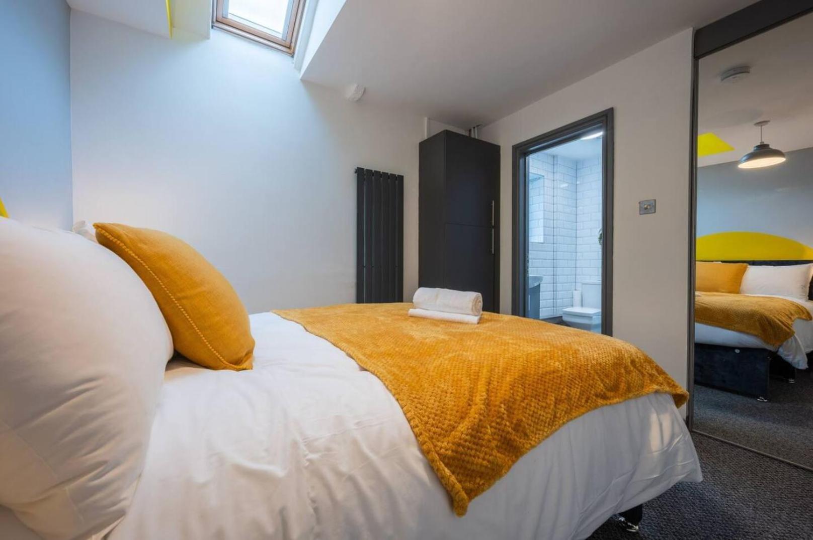 Stunning One Bedroom Apartments Near Shops & Central Cardiff Exterior photo