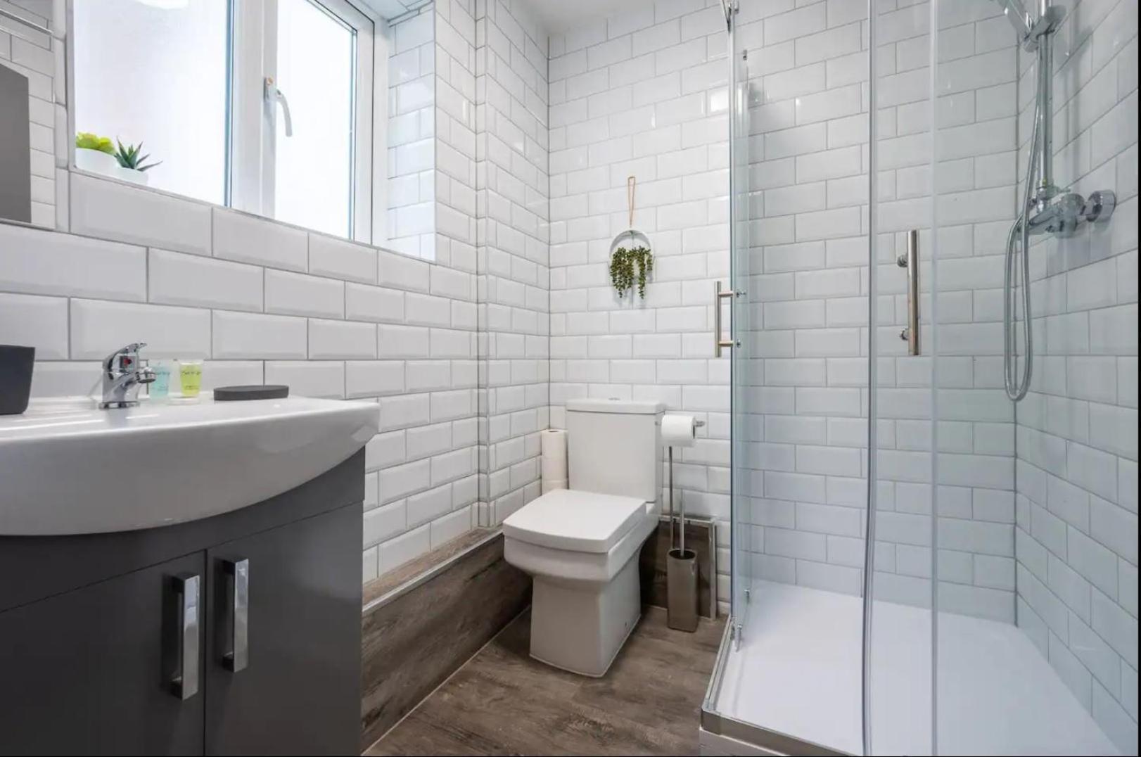 Stunning One Bedroom Apartments Near Shops & Central Cardiff Exterior photo