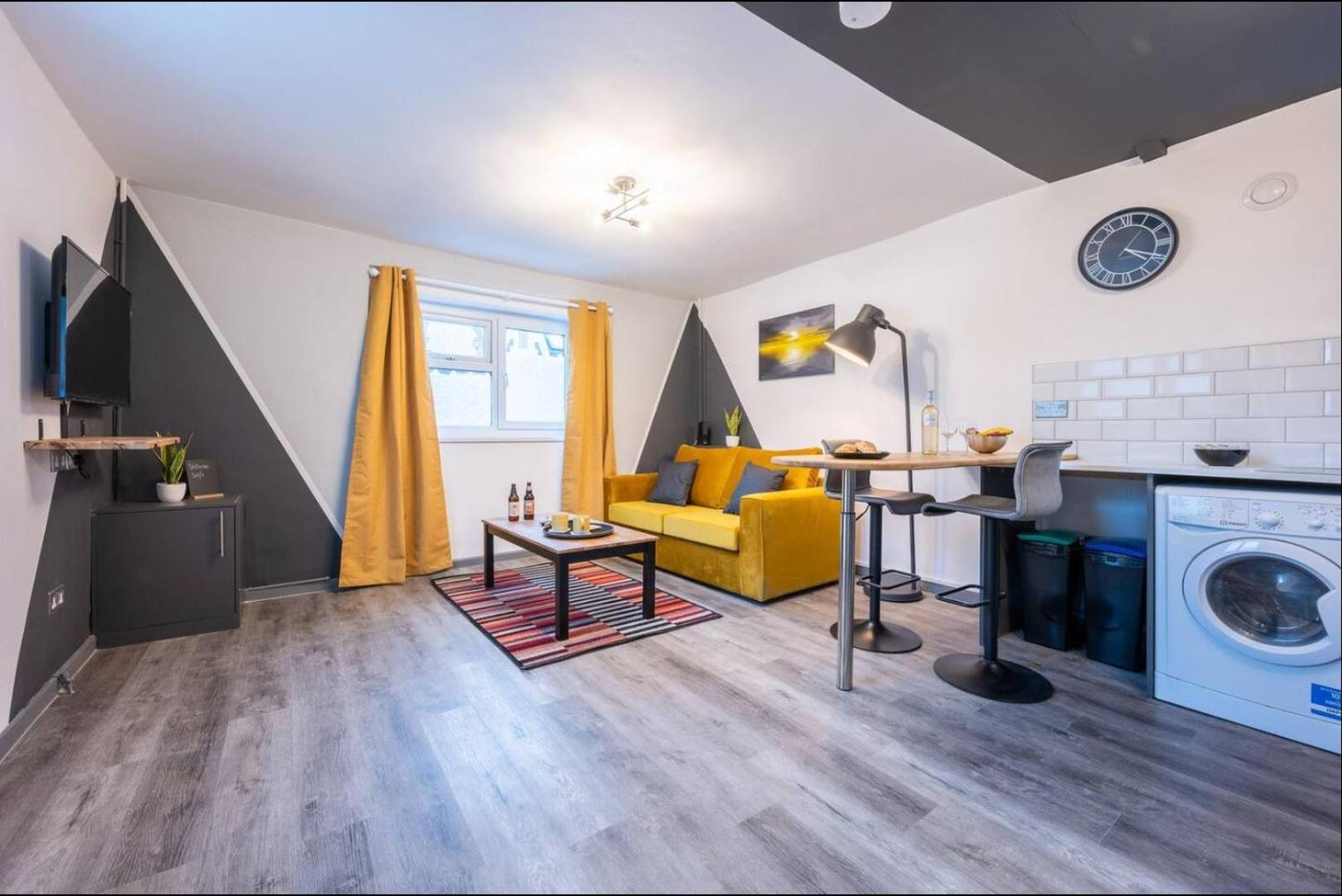 Stunning One Bedroom Apartments Near Shops & Central Cardiff Room photo