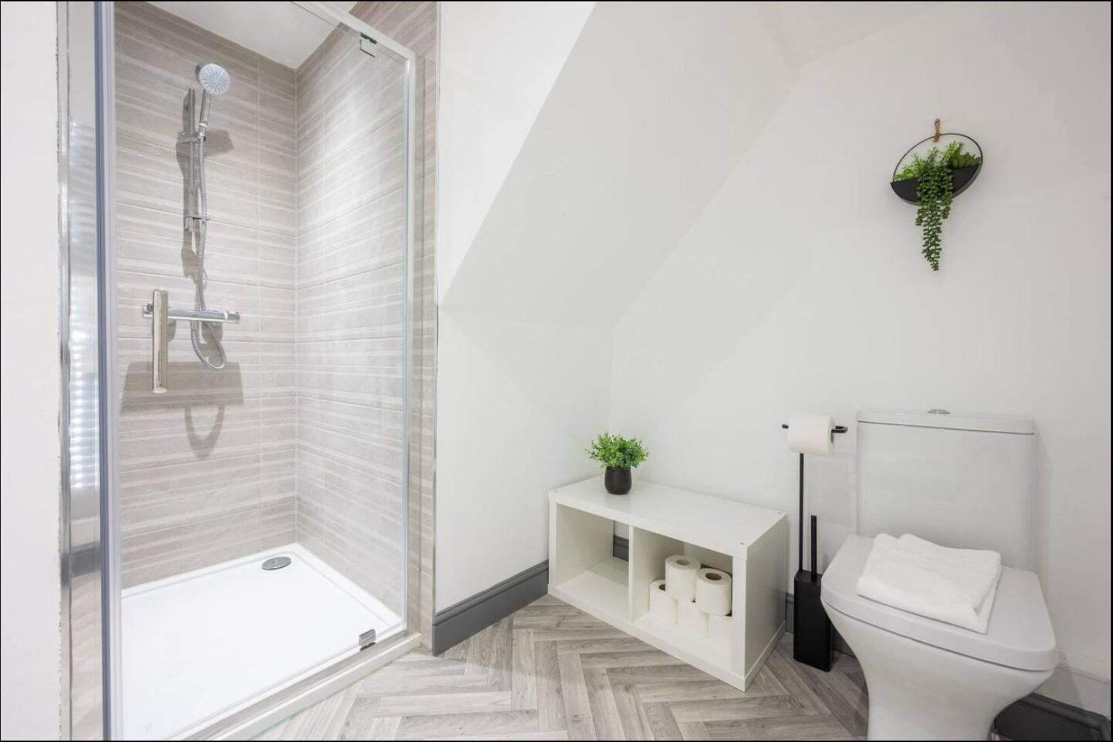 Stunning One Bedroom Apartments Near Shops & Central Cardiff Exterior photo