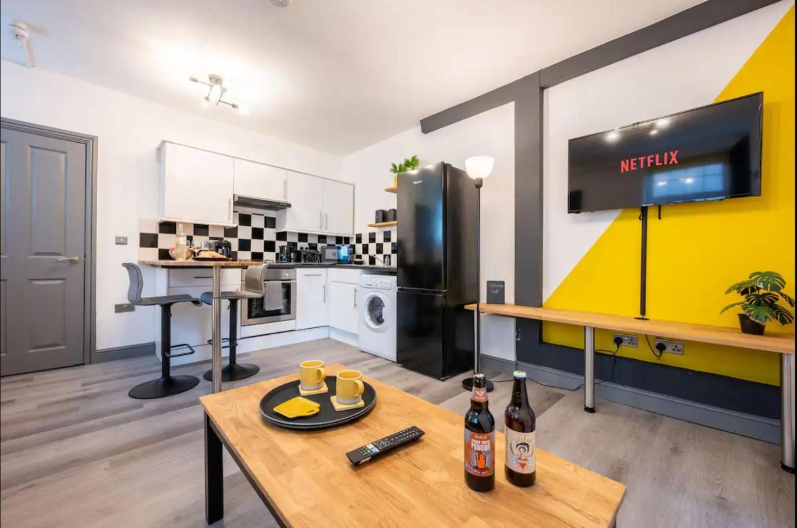 Stunning One Bedroom Apartments Near Shops & Central Cardiff Exterior photo