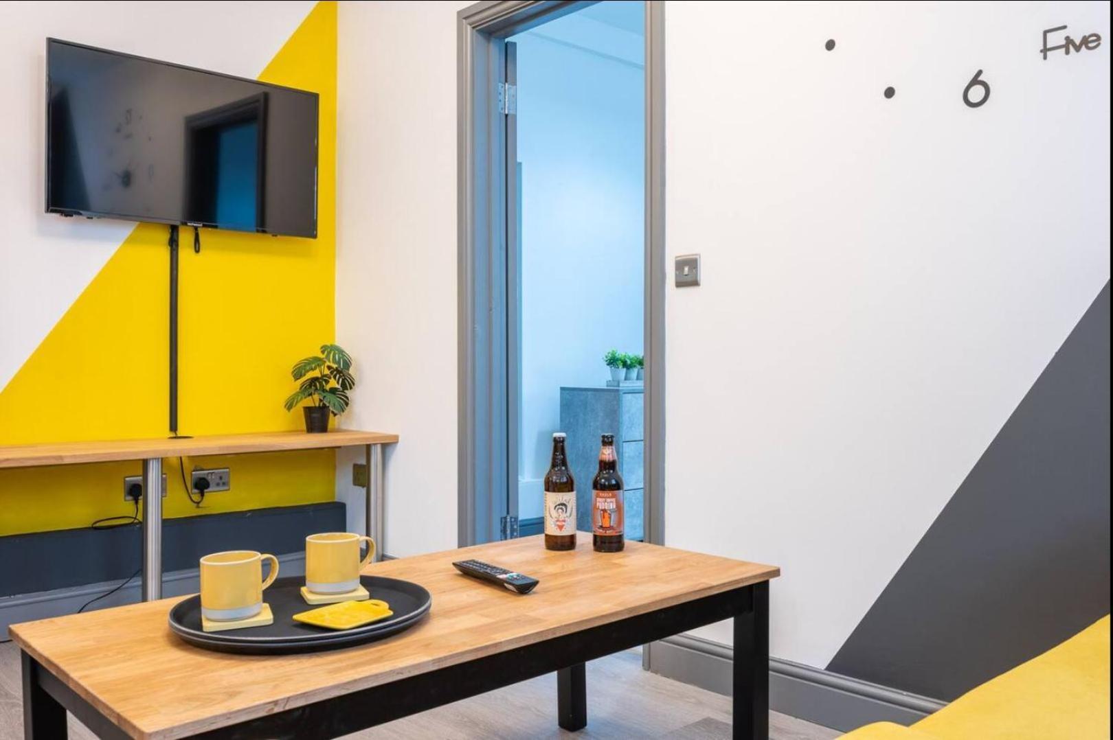 Stunning One Bedroom Apartments Near Shops & Central Cardiff Exterior photo